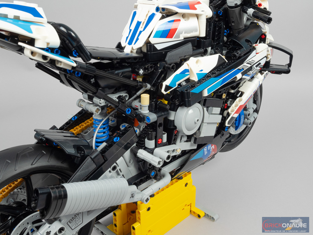 BMW M1000 RR (LEGO Technic - 42130) - Review - Brickonaute