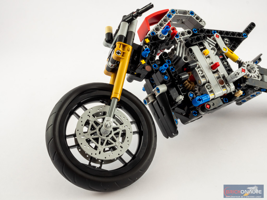 LEGO Technic Ducati Panigale V4 R Motorcycle 42107 Kit de construction –  Kit de démonstration Superbike à collectionner avec boîte de vitesses et  suspension de travail, amusant pour adultes et amateurs de