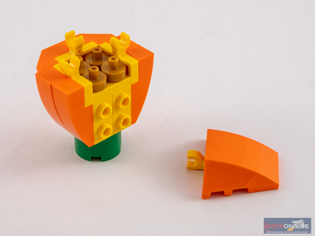Un Pot De Fleurs En Lego Avec Une Fleur Jaune Dedans.